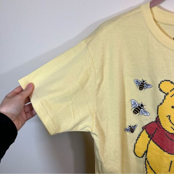 ✨ Disney Winnie the Pooh Yellow Cross Stitch Bumble Bee Shirt Large - Picture 5 of 9